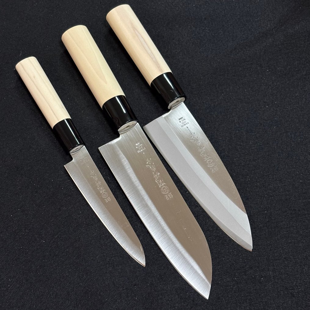 Seki Tsubazo 関鍔蔵 - Μαχαίρι κουζίνας - Deba, Santoku και μαχαίρι Paring - Κατασκευασμένο με την τέχνη της κατασκευής ιαπωνικών σπαθιών. - Ανοξείδωτο ατσάλι - Ιαπωνία #1.0