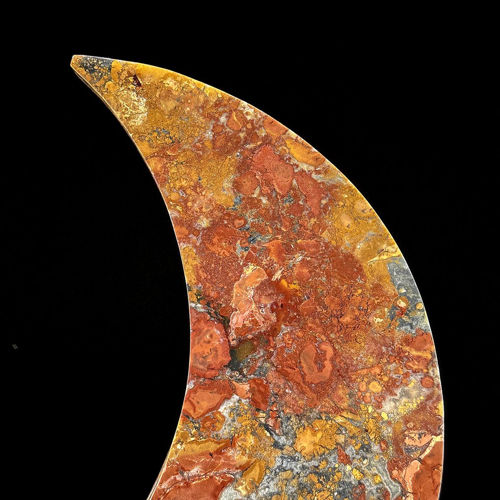 NO RESERVE PRICE - Wonderful rough Red Maligano Jasper Crescent Moon-Shaped on a custom stand - Height: 28.7 cm - Width: 18 cm- 1700 g - (1) #3.2