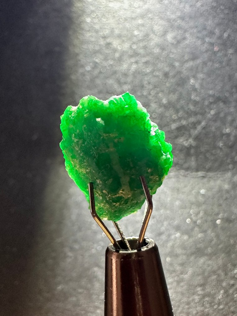 Emerald Rough. 6,60 Cts. Top Green Huge Emerald Crystal. %100 Special Piece! - Height: 12 mm - Width: 10 mm- 1.32 g #4.3