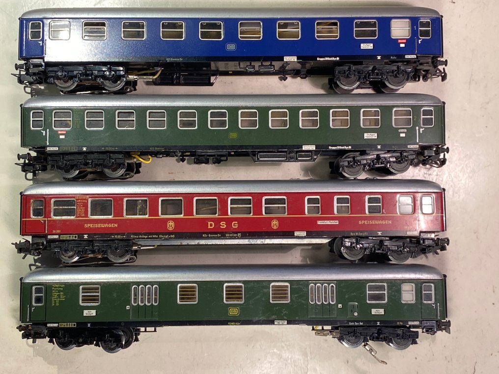 Märklin H0轨 - 4022,4024,4026,4032 - 模型火车客运车厢套装 (4) - 经典的锡板D列车车厢套装，带照明，状态良好。 - DB #1.0