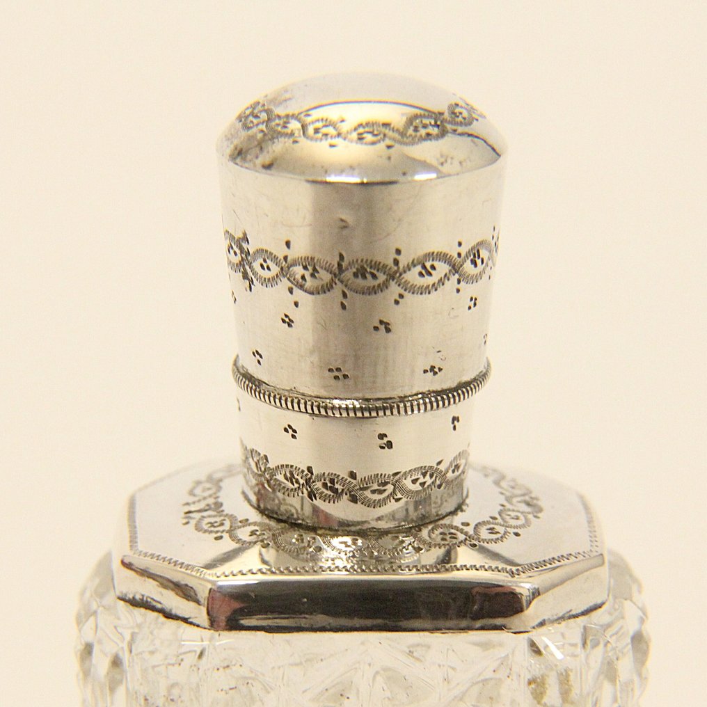 Antieke Reukflacon - HANDWERK - Perfume flask - Engraved shield, cufflink, and cap - .833 silver - Original heel present #4.3