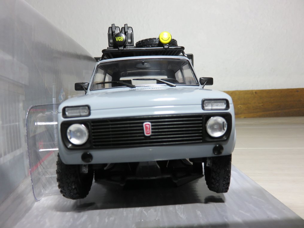Solido 1:18 - Model car  (2) - Lada Niva version Vagabund Grand Raid Exploration - With its driver figurine from American Diorama at scale. #4.3