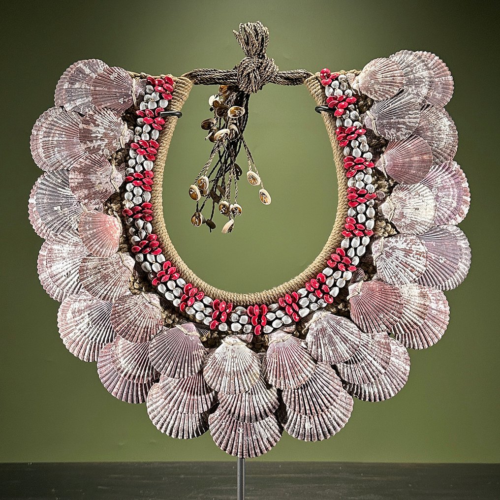 Decorative ornament - NO RESERVE PRICE - SN9 - Decorative shell necklace on a custom stand - Papua New Guinea #3.2