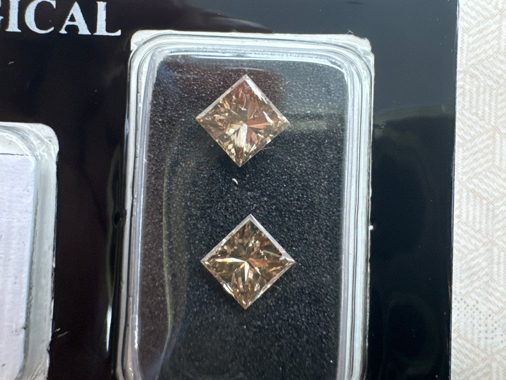 没有保留价 - 2 pcs 钻石  (天然色彩的)  - 1.15 ct - 方形 - Fancy 橙色, 棕色 - SI2 微内含二级 - 以色列宝石中心（G.C.I.） #1.0