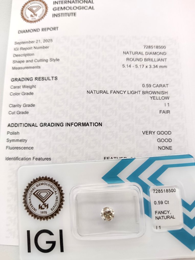 Sans Prix de Réserve - 1 pcs Diamant  (Couleur naturelle)  - 0.59 ct - Rond - Fancy light Brunâtre Jaune - I1 - International Gemological Institute (IGI) #3.2
