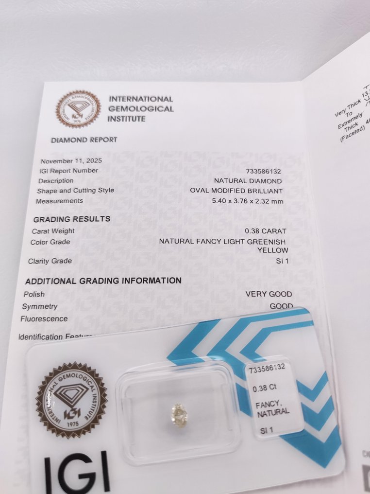 没有保留价 - 1 pcs 钻石 (天然色彩的) - 0.38 ct - 椭圆形 - Fancy light 稍帶綠色的 黄色 - SI1 微内含一级 - 国际宝石研究院(IGI) #3.2