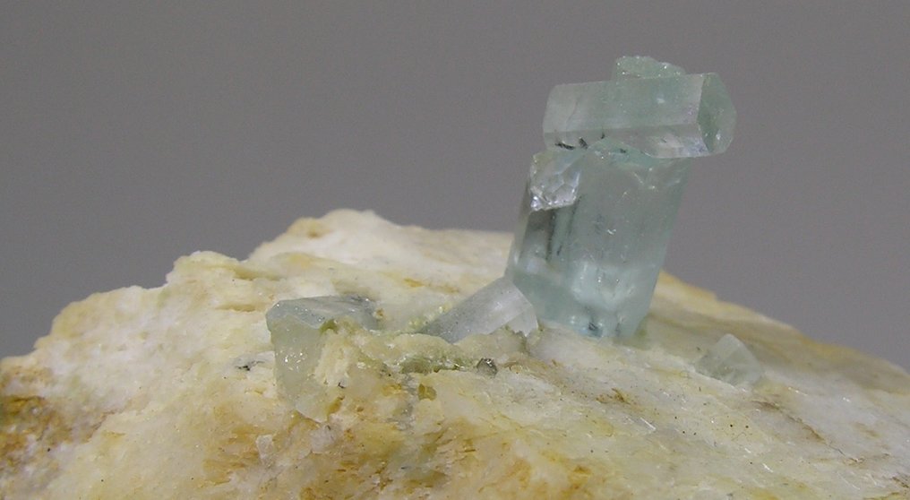 Acquamarina Cristallo su matrice - Altezza: 70 mm - Larghezza: 50 mm- 96.2 g - (1) #3.2