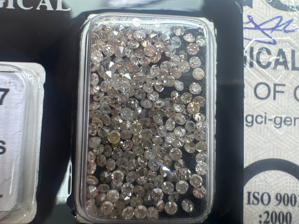 Ei pohjahintaa - 203 pcs Timantti  (Luonnonvärinen)  - 2.84 ct - Pyöreä - Light Ruskea, Keltainen - VS1, I1, VS2, SI1, SI2 - Israelin gemmologinen keskus (G.C.I.) - H #3.2