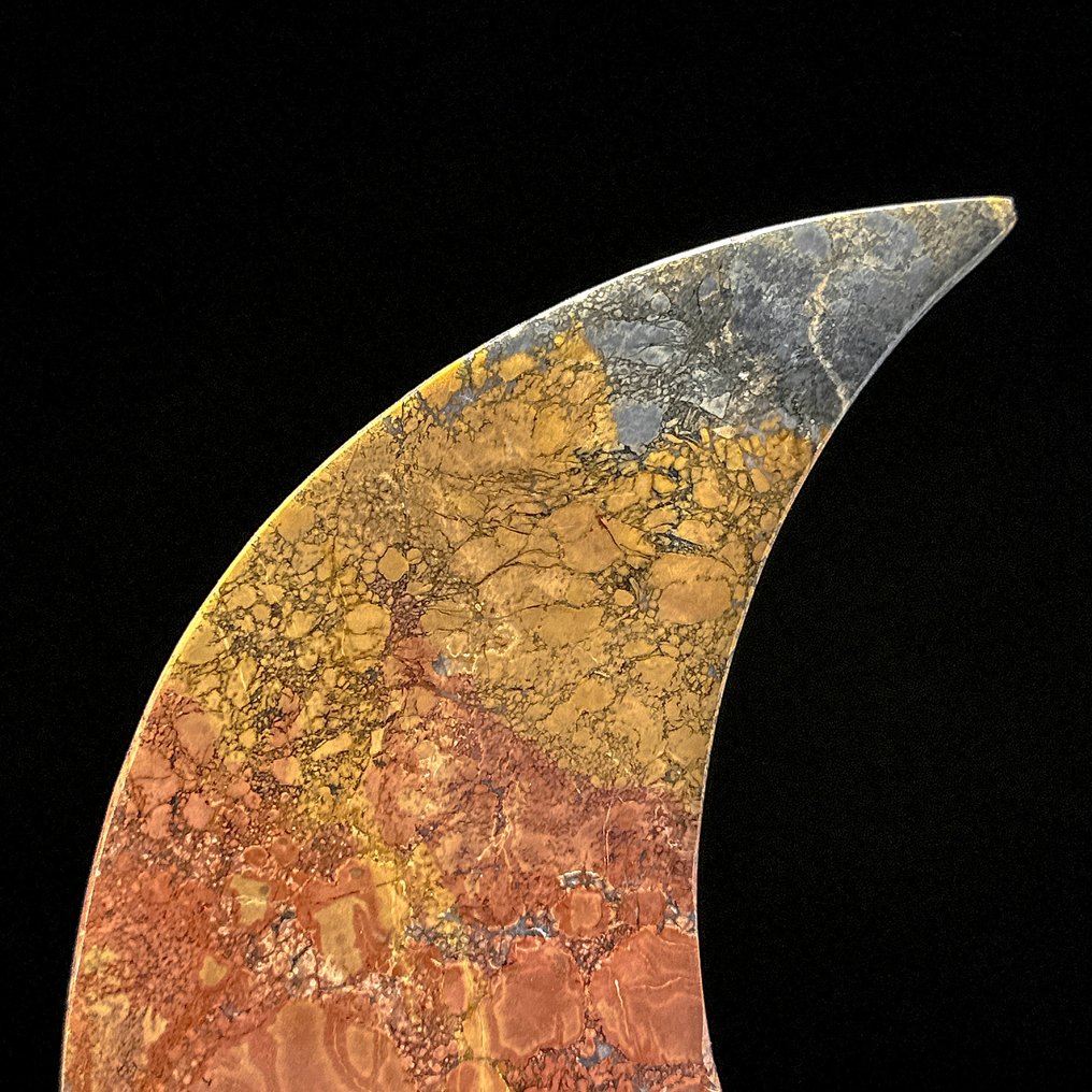 NO RESERVE PRICE - Wonderful rough Red Japser Crescent Moon-Shaped on a custom stand - Height: 28.8 cm - Width: 18.5 cm- 1800 g - (1) #3.2