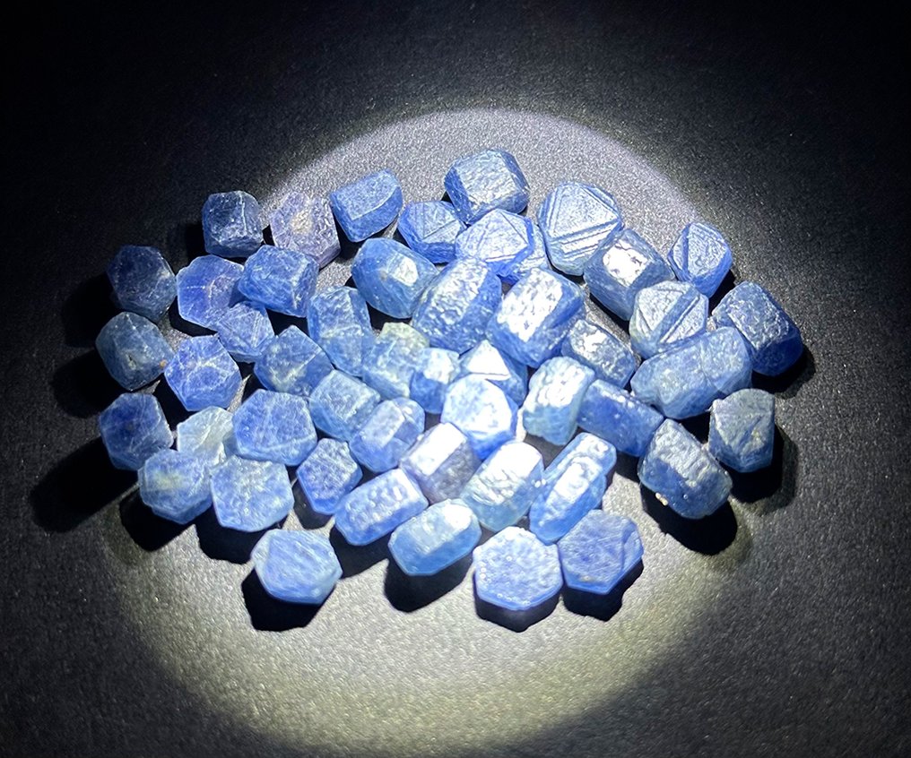 Ζαφείρι Εντυπωτική ποσότητα σαφίρ 100 καρατίων. Πλήρης διαύγεια και διαφανές κορυφαίο κρύσταλλο Κένυας - Ύψος: 10 mm - Πλάτος: 5 mm- 20 g #2.1