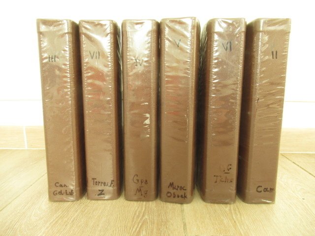 Accessory - Superb set of 6 MOC binders, like new. #1.0