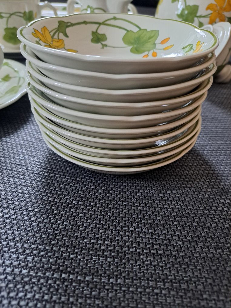 Villeroy & Boch - Coffee and tea service (23) - Geranium - Vitro-Porzellan - very good condition #1.0