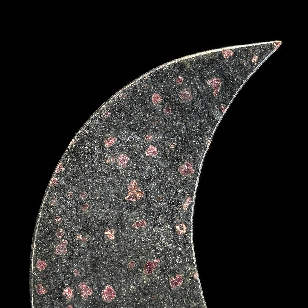 NO RESERVE PRICE - Wonderful Ruby Zoisite Crescent Moon-Shaped on a custom stand - Height: 28.5 cm - Width: 17.5 cm- 1700 g - (1) #3.2