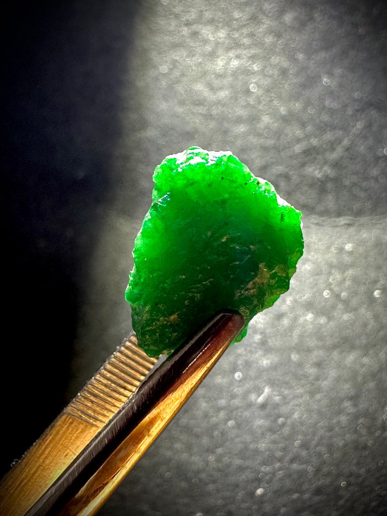 Emerald Rough. 6,60 Cts. Top Green Huge Emerald Crystal. %100 Special Piece! - Height: 12 mm - Width: 10 mm- 1.32 g #1.0