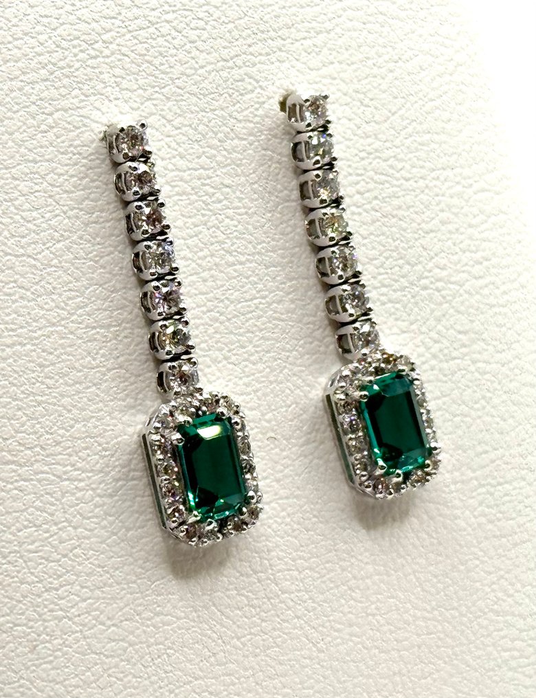 Droppörhängen - 18 kt Vittguld - 4.50ct. tw. Smaragd - Diamant - 3 cm längd #1.0