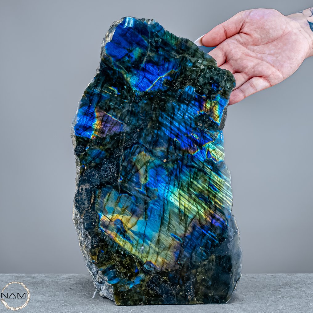 Μεγαλοπρεπής λαβραδορίτης από τη Μαδαγασκάρη – Το παιχνίδι του Βόρειου Φωτός σε πέτρα αποτυπωμένο- 5941.36 g #1.0