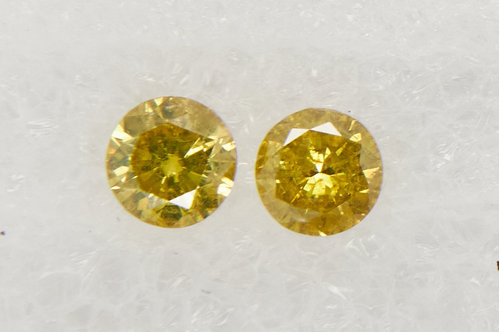 Ingen mindstepris - 2 pcs Diamant (Farvebehandlet) - 0.91 ct - Rund - I2 - Gem Report Antwerp (GRA) #1.0
