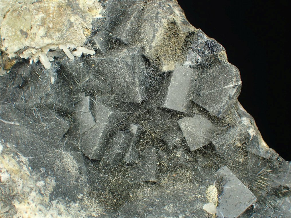 Fluorite with Stibnite Crystals on matrix - Height: 87 mm - Width: 60 mm- 174 g #3.2