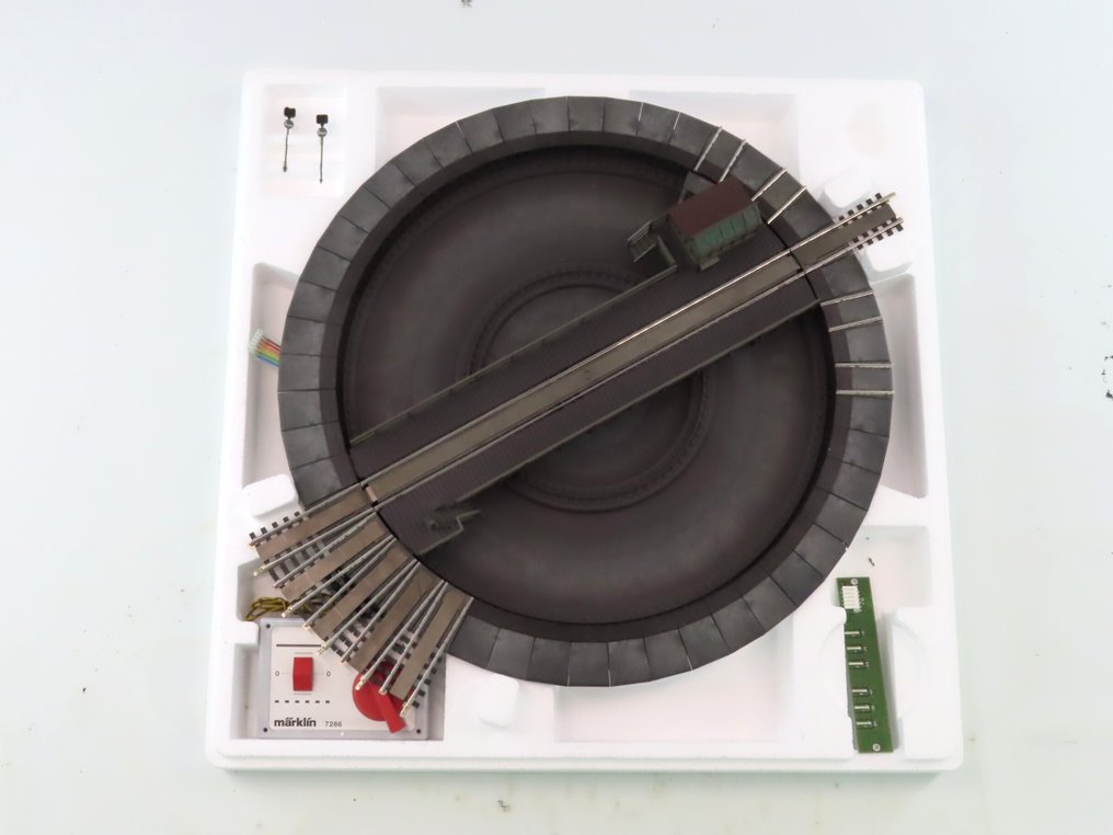 Märklin H0 - 7286 - Model train attachment (1) - Electric turntable with 6 connection tracks including control system. #1.0