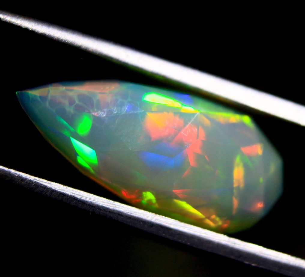 Spectacular Ethiopian Wello Opal of 4.30 carats. Faceted drop-shaped - Height: 20 mm - Width: 9 mm- 0.86 g #2.1