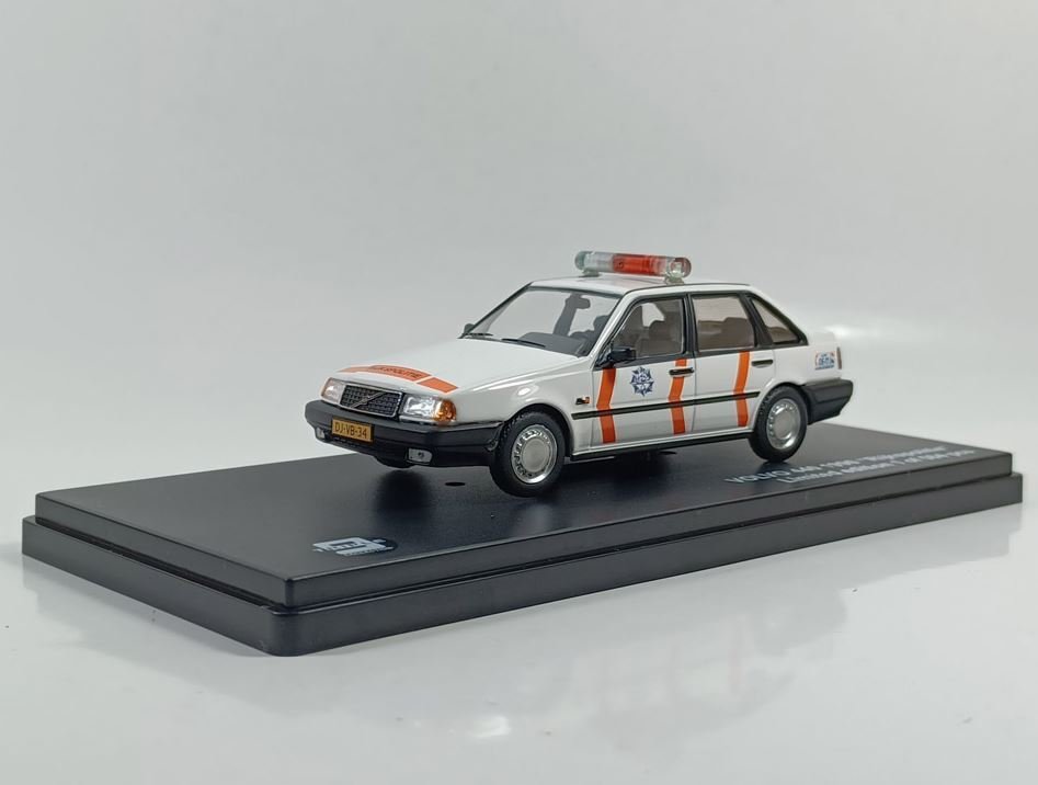 Triple 9 Collection 1:43 - Machetă Sedan - Volvo 440 'Rijkspolitie' 1990 - Ediție limitată de 504 bucăți. #1.0