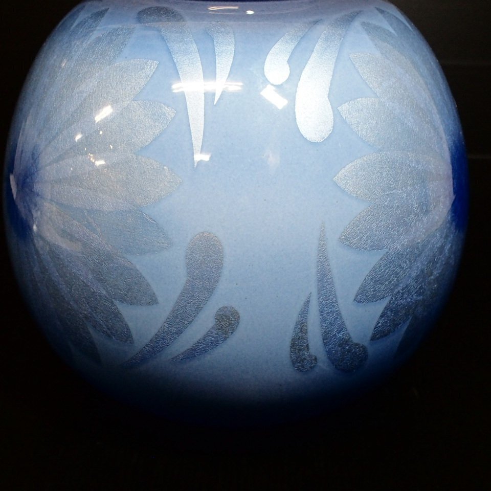 花瓶 - 非常精致的淡蓝色百合金彩花瓶，签名——中田一男（1949年出生）, 瓷 - 日本 #1.0