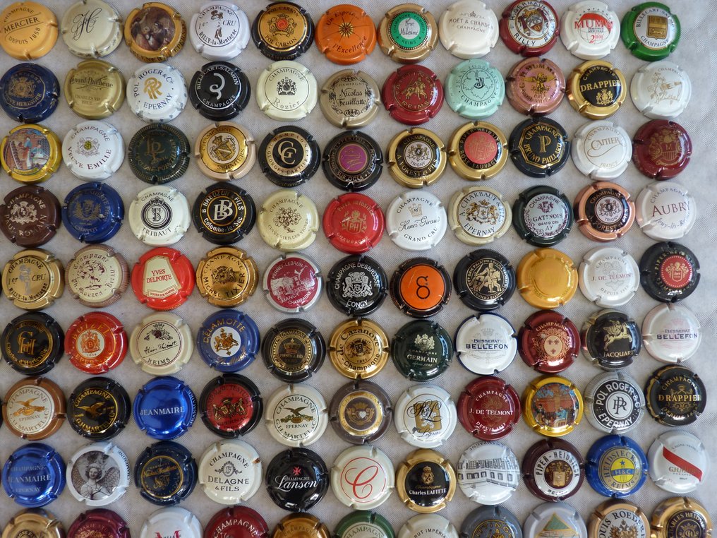 Themed collection - 300 pretty champagne capsules without double (+ 5 offered). - Mumm 2000, Mignon, Perrier Jouet, Taittinger, Drappier, Germain. #1.0
