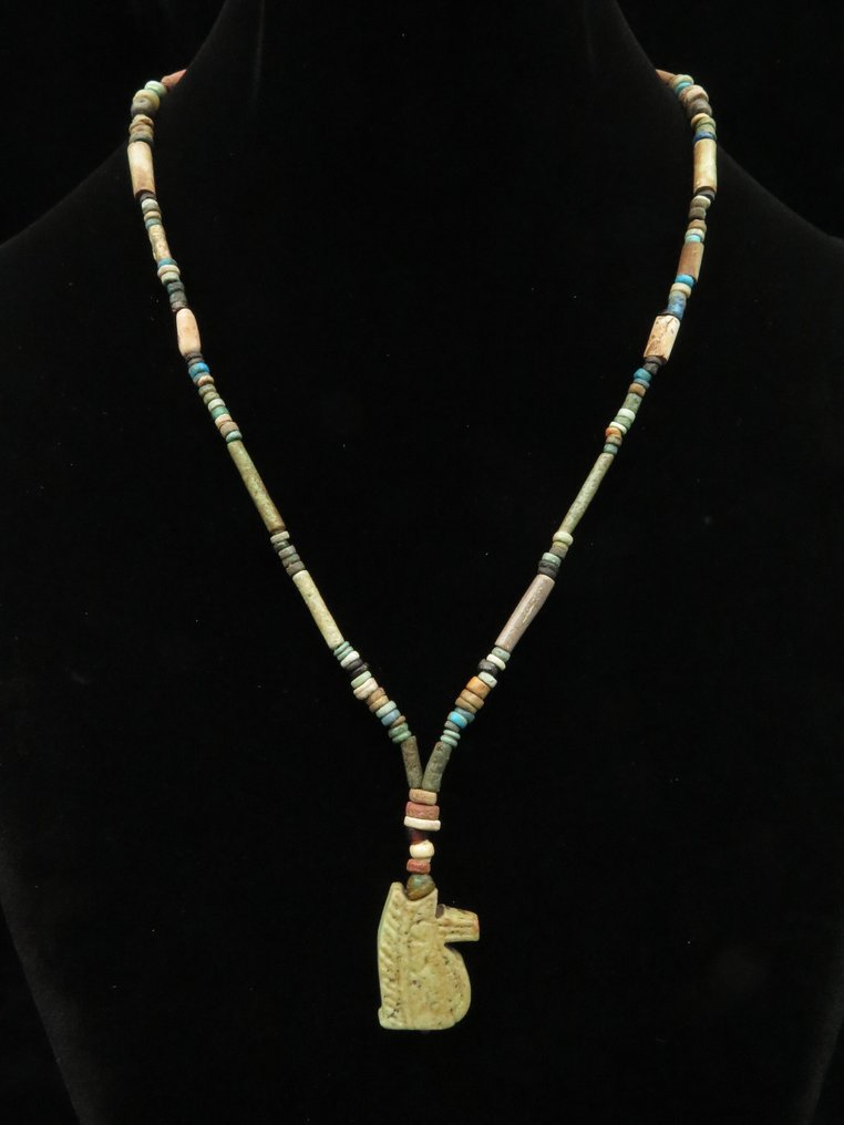 古埃及 由玻璃和琉璃制成的木乃伊珠项链，配有荷鲁斯之眼/韦贾特护符。 - 44 cm  (没有保留价) #1.0