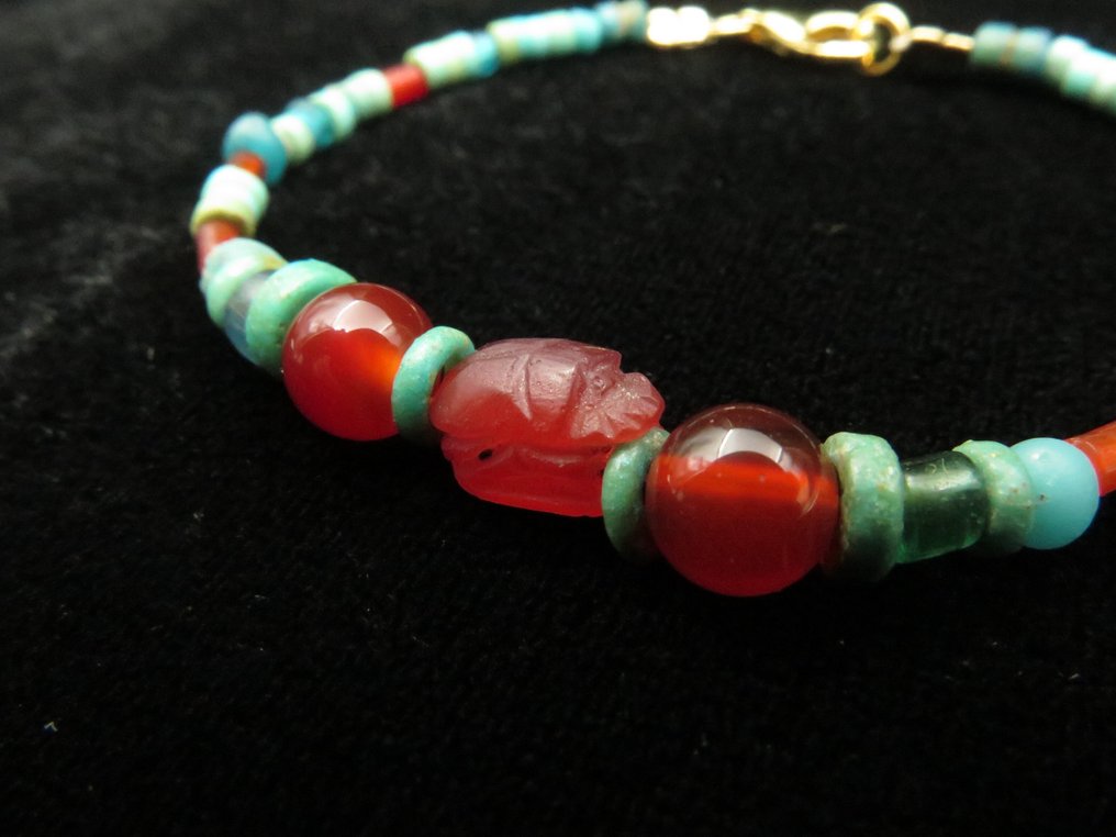 Αρχαία Αιγυπτιακή Βραχιόλι από γυαλί, τυρκουάζ, καρνελιάν και φαιάς χάντρες με μούμια και σκαραβαίο καρνελιάν. - 16.5 cm (χωρίς τιμή ασφαλείας) #1.0