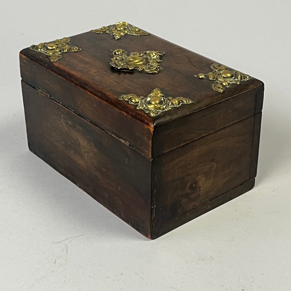 Kista - Antikt 1800-tal - Teacaddy - Notenhouten kistje med mässingsornament och låsbeslag - ca 1880 - Valnöt, Mässing #3.2