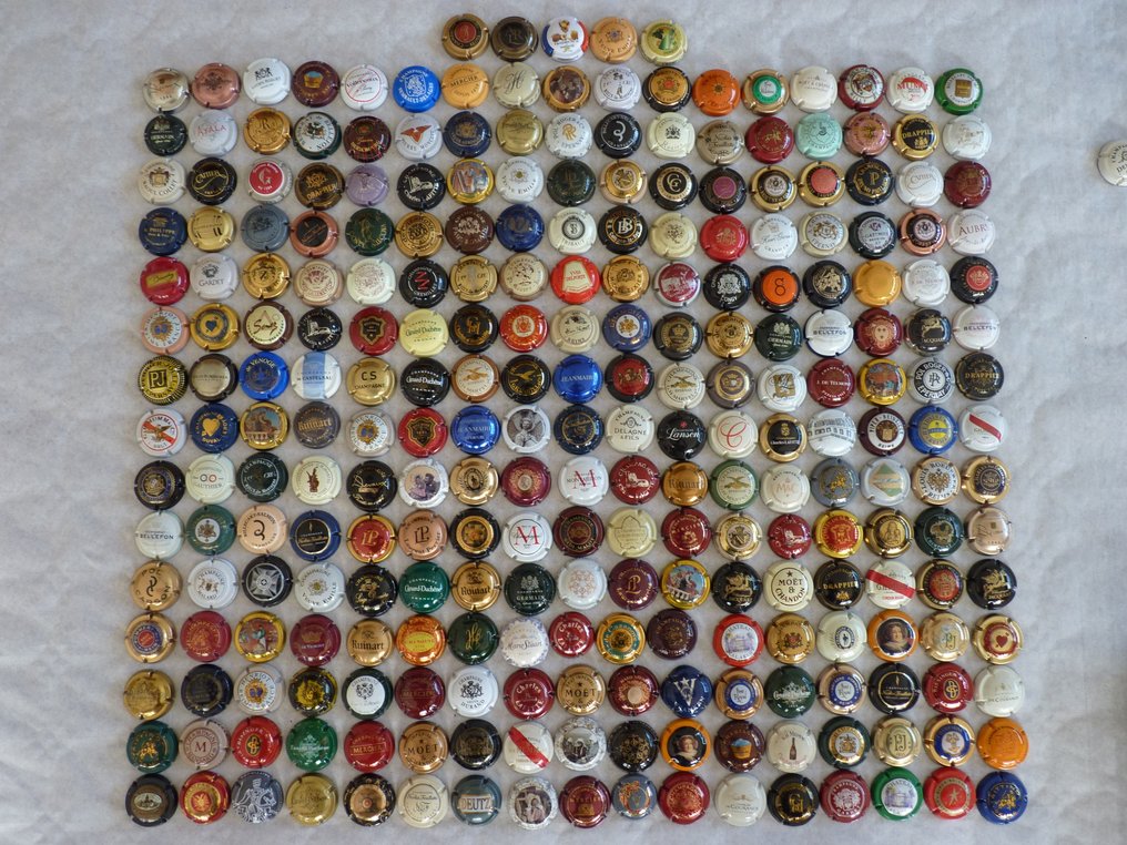 Themed collection - 300 pretty champagne capsules without double (+ 5 offered). - Mumm 2000, Mignon, Perrier Jouet, Taittinger, Drappier, Germain. #1.0