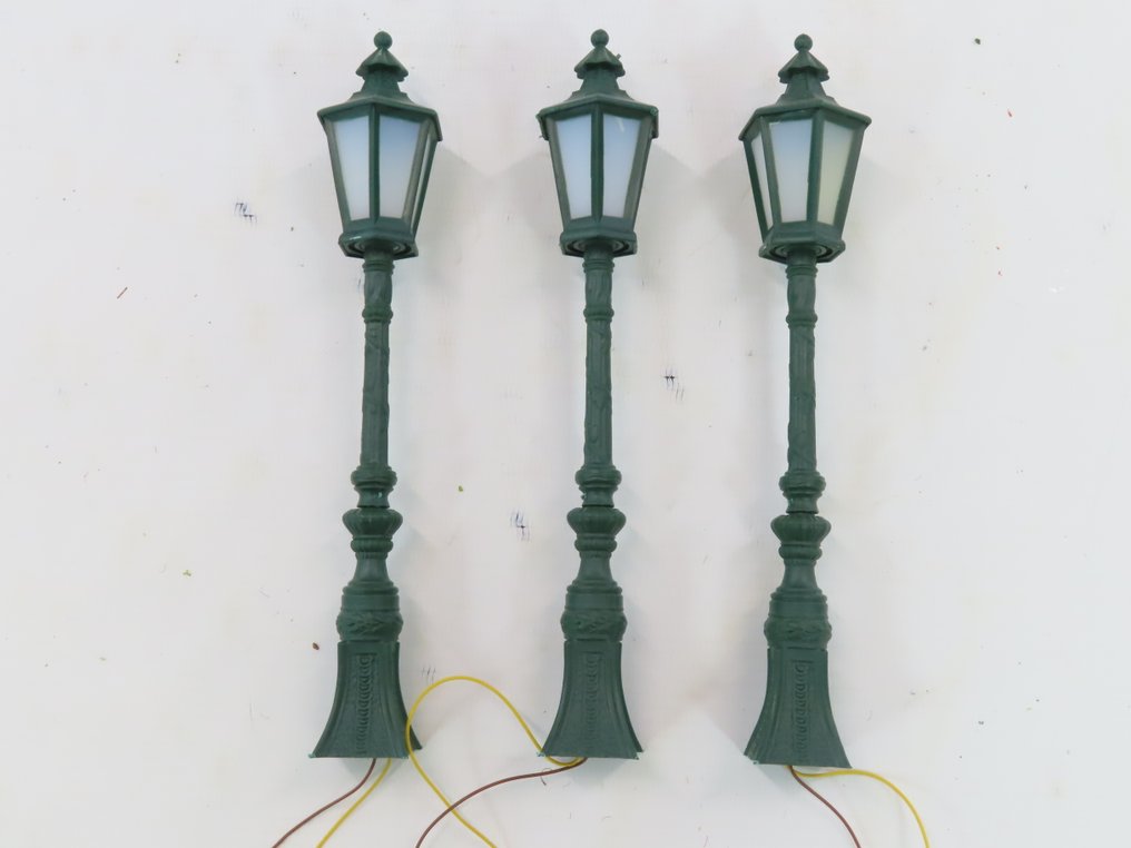 LGB, Pola, Playmobil G - 5050/330952 - Pienoisjunaradan valaistus (7) - 3 lyhtyä, matkatavara-arkku, puhelinkoppi ja signaalilaatikko. #3.2