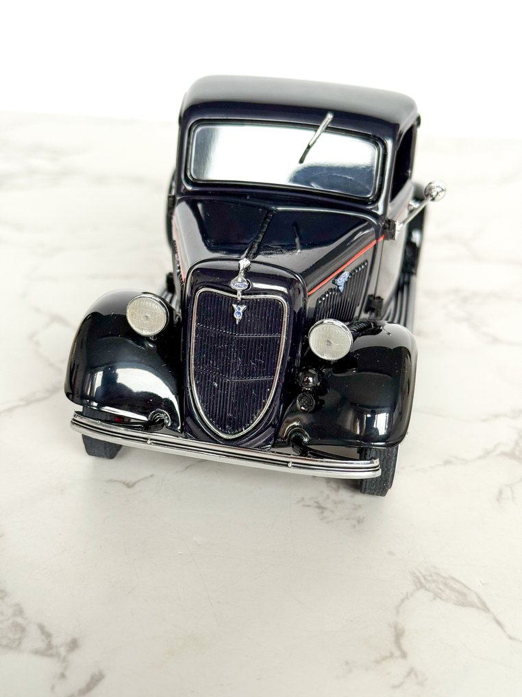 Danbury Mint 1:24 - Model car - 1935 Ford Pickup model car #3.2