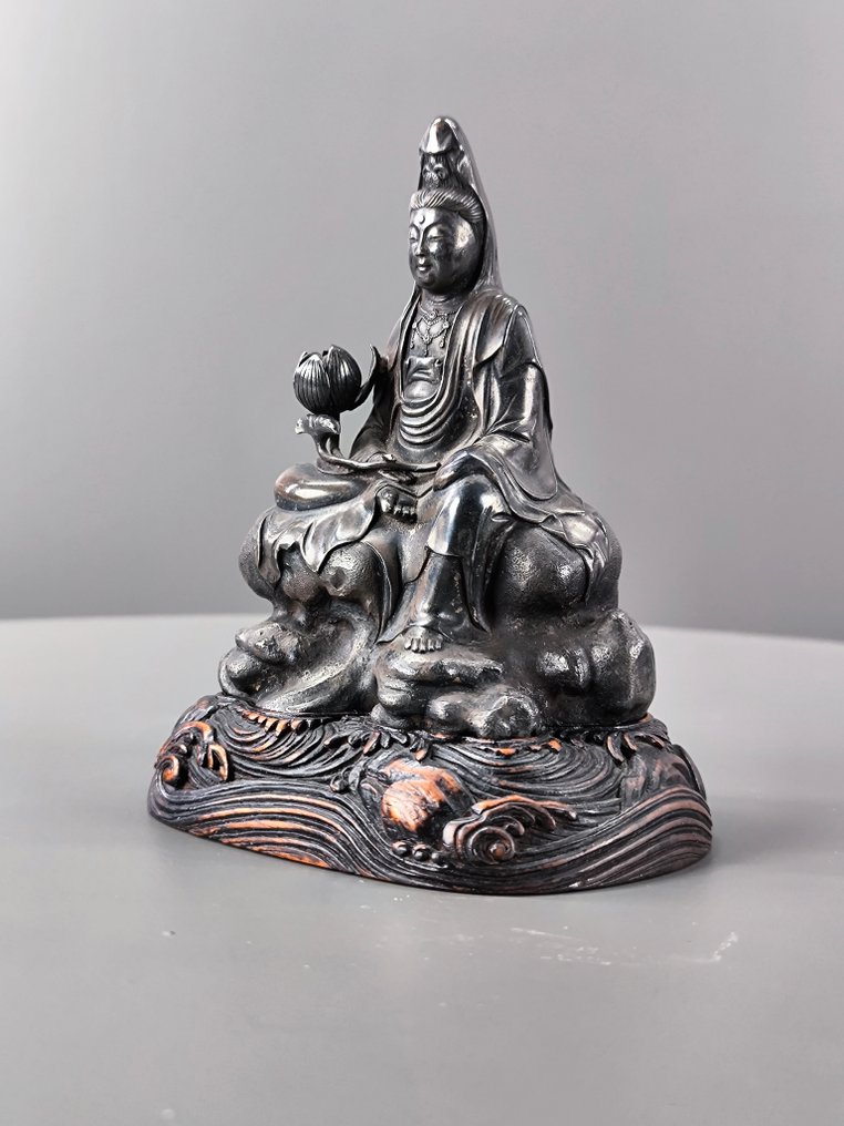 A SUPERB SILVER-PLATED BRONZE/BRASS FIGURE OF GUANYIN OF THE WATER AND MOON (SHUIYUE GUANYIN) - Κούκλα - 1650-1700 - Κίνα #1.0