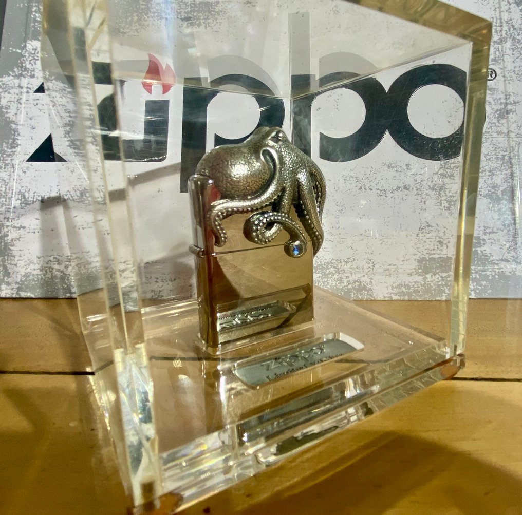 Zippo - OCTOPUS 3D SWAROVSKI CRYSTAL PIERRE BLEUE - COFFRET PEXIGLASS - EDITION LIMITEE 0355/2500 - χωρίς τιμή ασφαλείας - Αναπτήρας - Χάλυβας (ανοξείδωτος), Ορείχαλκος #1.0