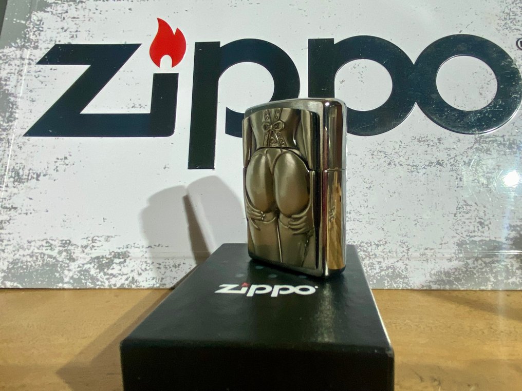 Zippo - FESSES FEMME - RELIEF - Ingen mindstepris - Lighter - Stål (rustfrit), Messing #2.1