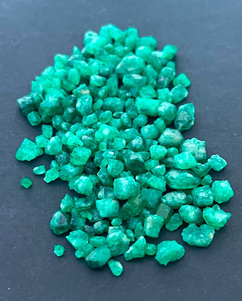 Emerald Amazing Pieces! Muzo Top Green Crystals. AAA+++ Quality. 100 Ct. , Sparkling Pieces, %100 - Height: 8 mm - Width: 4 mm- 20 g #4.3