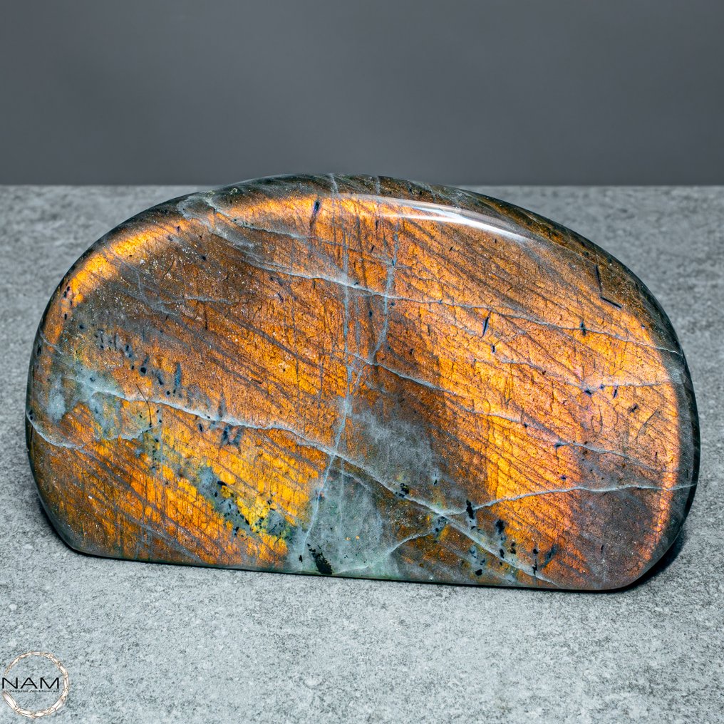 Εντυπωσιακός Labradorit σε απλή μορφή από Μαδαγασκάρη. Ένα παιχνίδι από φως και μαγεία.- 1324.23 g #3.2