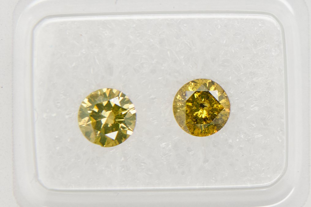Ingen mindstepris - 2 pcs Diamant  (Farvebehandlet)  - 1.10 ct - Rund - I2 - Gem Report Antwerp (GRA) #2.1
