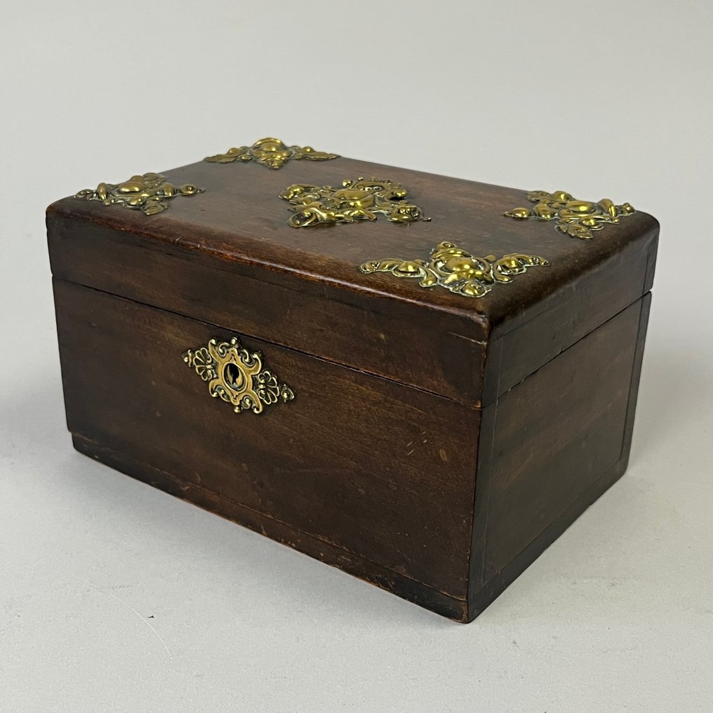 Kista - Antikt 1800-tal - Teacaddy - Notenhouten kistje med mässingsornament och låsbeslag - ca 1880 - Valnöt, Mässing #1.0