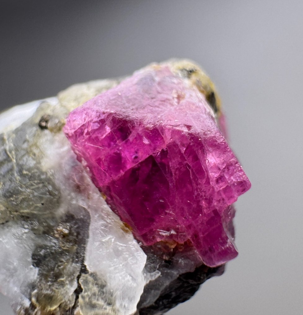 Rubi Cristal sob matriz - Altura: 21 mm - Largura: 16 mm- 6.93 g - (1) #1.0