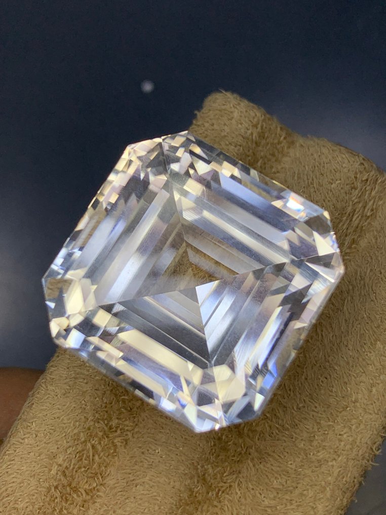 Ingen reservasjonspris Fargeløs Beryl  - 77.30 ct - Internasjonal forening for fargede edelstener (ICA GemLab) - Goshenite beryl fargeløs #2.1