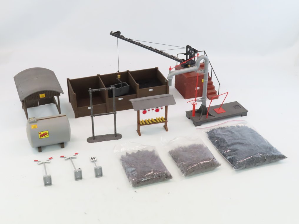Pola, LGB G - 330995 - Byggnader till modelltåg (12) - Vattenkran, dieselopslagstank, kolbunker och extra tillbehör/accessoarer. #2.1