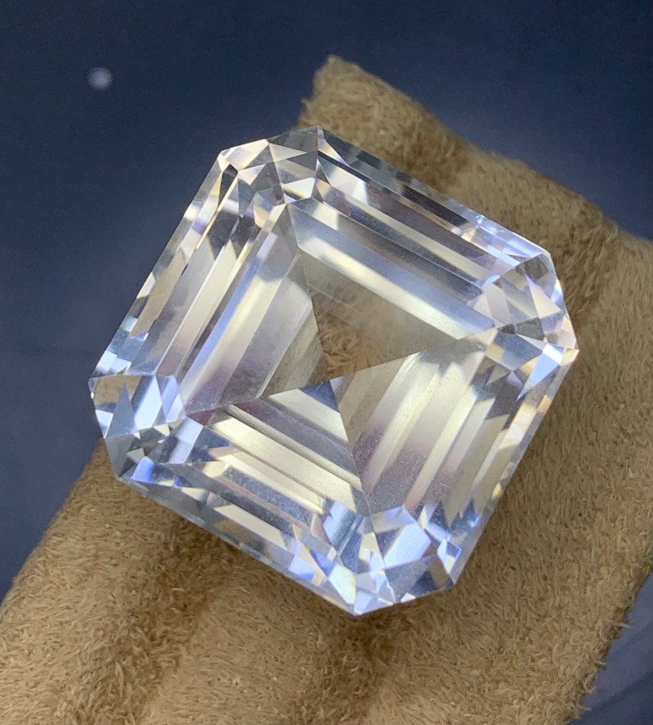 Ingen reservasjonspris Fargeløs Beryl  - 77.30 ct - Internasjonal forening for fargede edelstener (ICA GemLab) - Goshenite beryl fargeløs #4.3