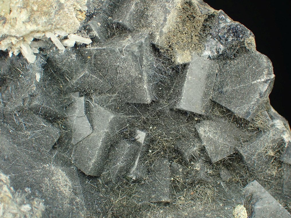 Fluorite with Stibnite Crystals on matrix - Height: 87 mm - Width: 60 mm- 174 g #2.1