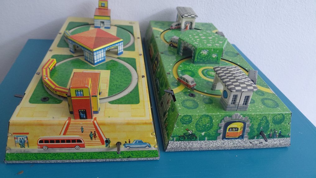 LMZ Rusland - LMZ - Jouet en tôle 2 pièces - 'Avtotrassa' (moteur/voie de bus) en tôle, jouet à remontage, en - Jouet en étain à remontoir - 1950-1959 - Russie #2.1