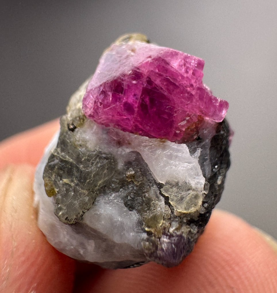 Rubi Cristal sob matriz - Altura: 21 mm - Largura: 16 mm- 6.93 g - (1) #3.2