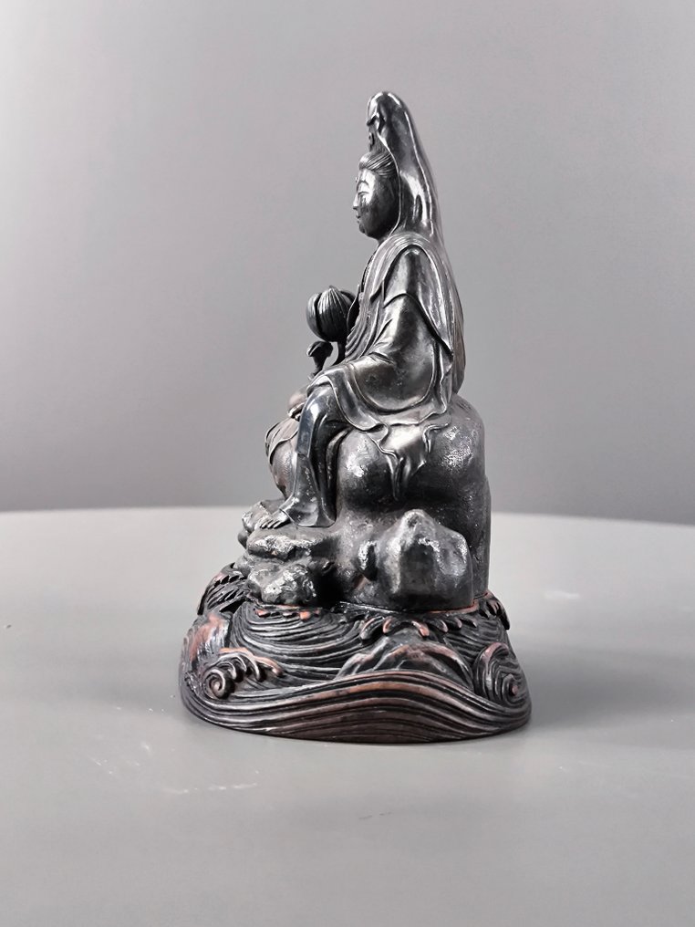 A SUPERB SILVER-PLATED BRONZE/BRASS FIGURE OF GUANYIN OF THE WATER AND MOON (SHUIYUE GUANYIN) - Κούκλα - 1650-1700 - Κίνα #2.1