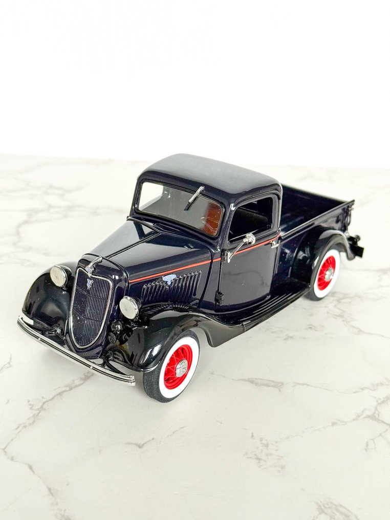 Danbury Mint 1:24 - Model car - 1935 Ford Pickup model car #1.0