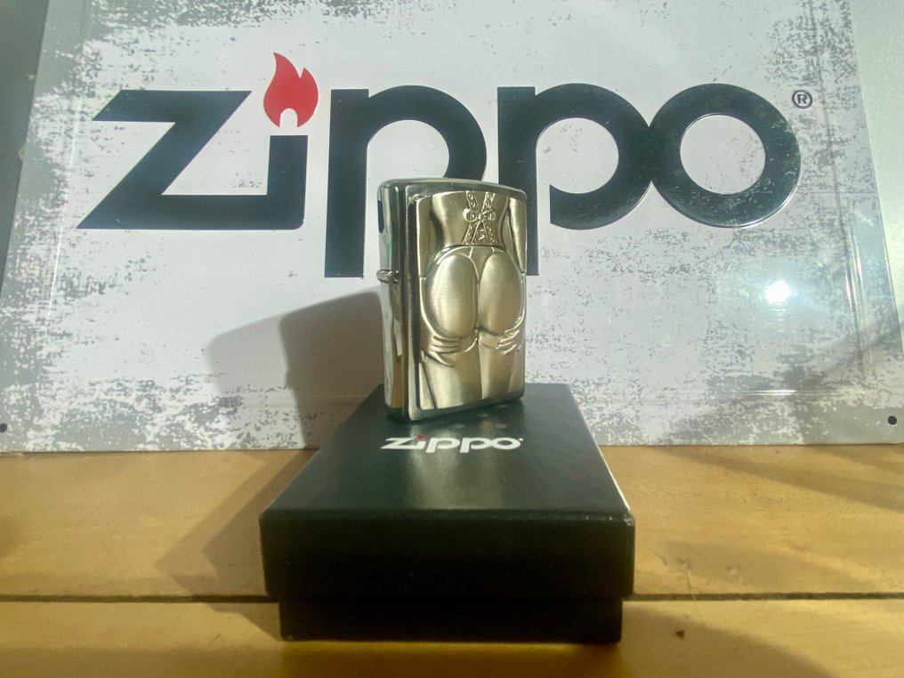 Zippo - FESSES FEMME - RELIEF - Ingen mindstepris - Lighter - Stål (rustfrit), Messing #4.3